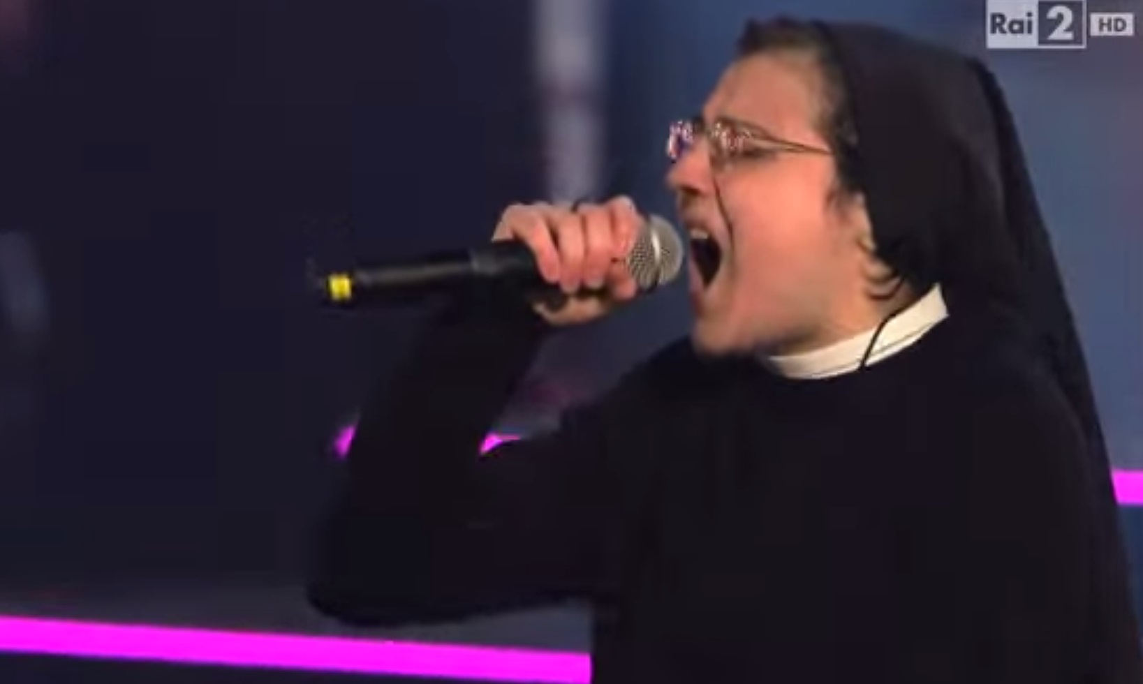 Η καλόγρια …τα έσπασε στα Battles του The Voice τραγουδώντας «Girls Just Want To Have Fun»!