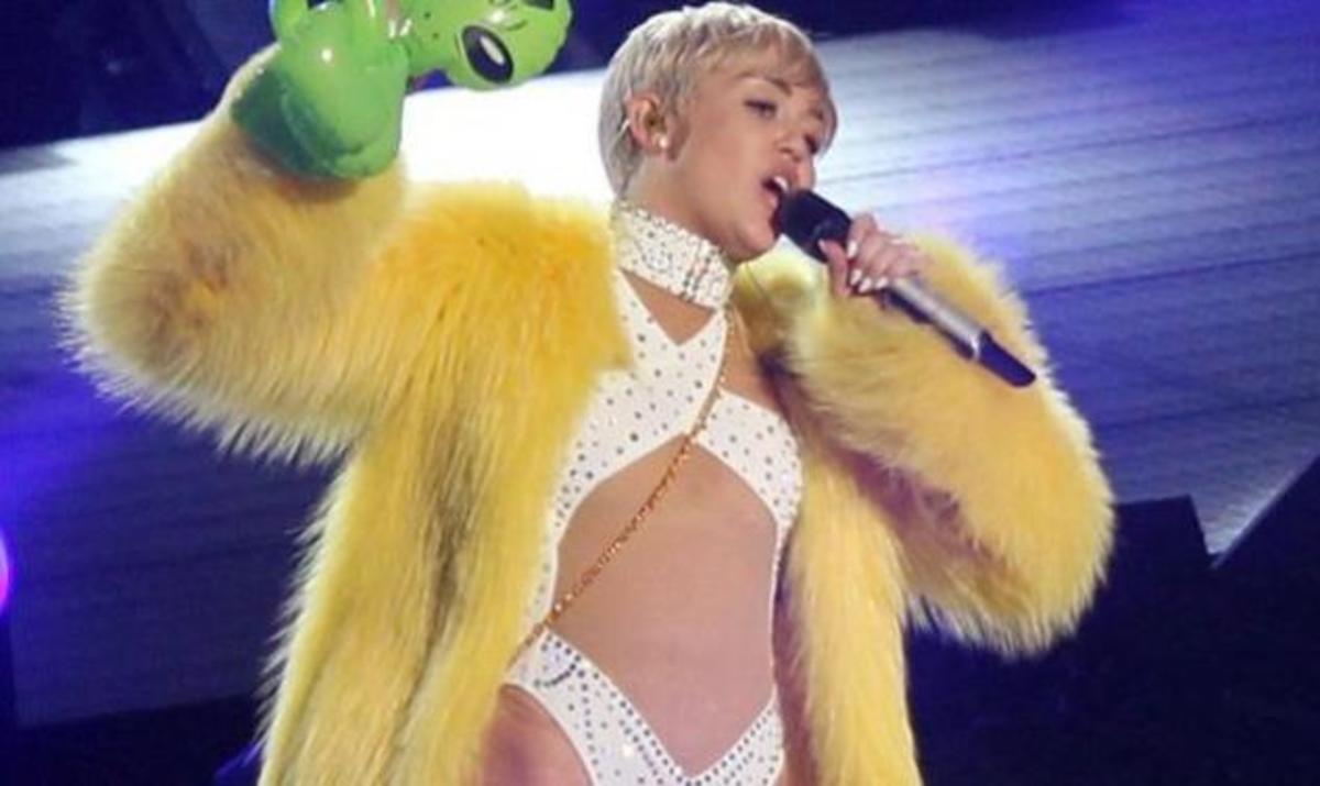 Παραμένει στο νοσοκομείο η Miley Cyrus