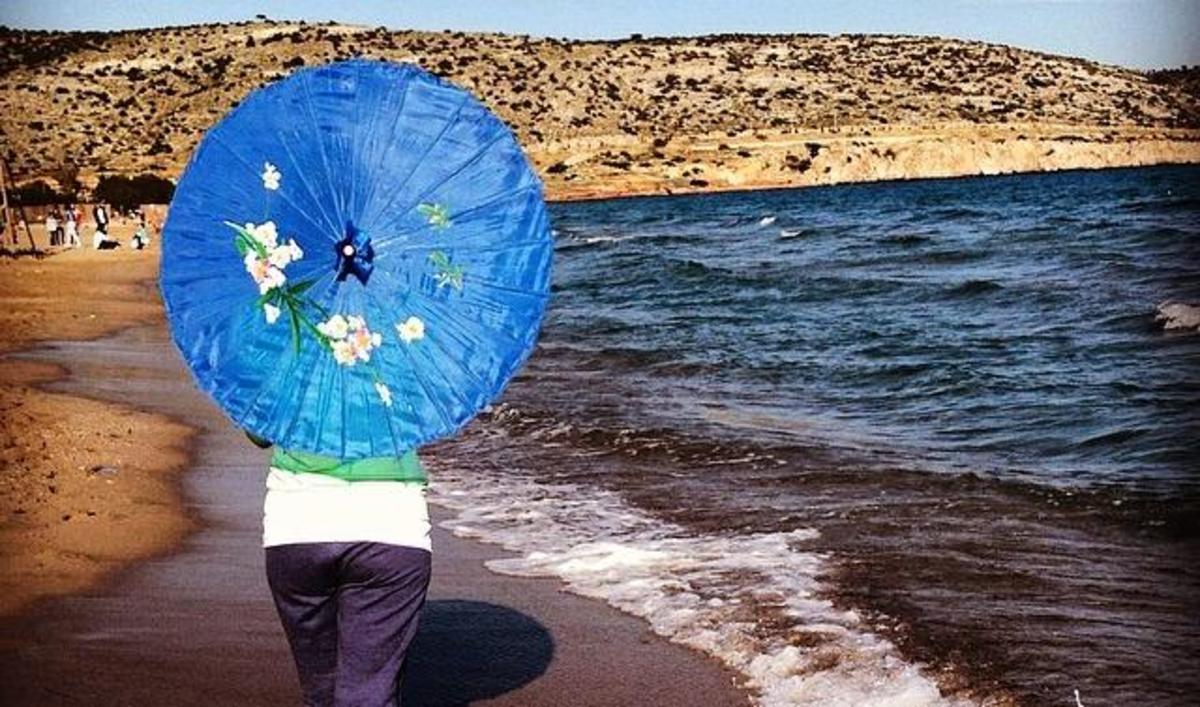 Ποια παρουσιάστρια κρύβεται πίσω από αυτή την ομπρέλα;