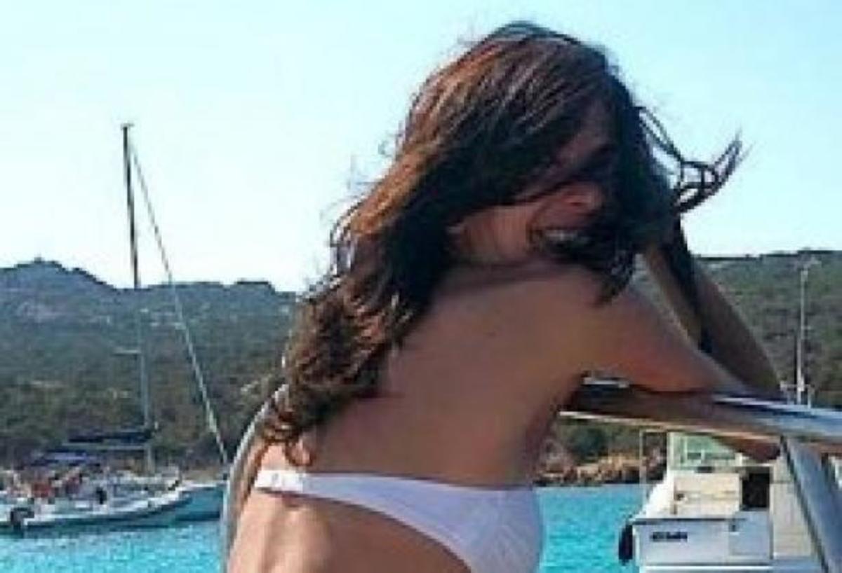 Ευρωεκλογές 2014: Γδύθηκε για να προωθήσει την υποψηφιότητα Τσίπρα!