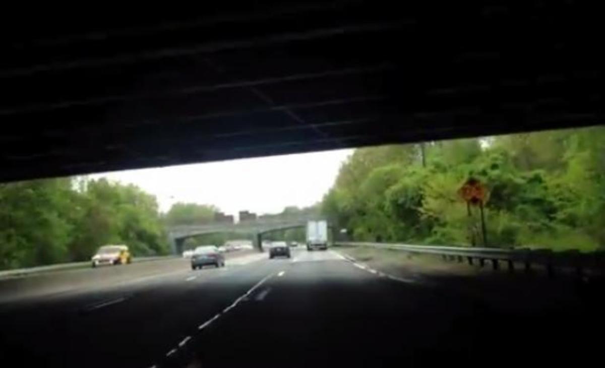 Ξήλωσε την καρότσα του περνώντας από γέφυρα (βίντεο)