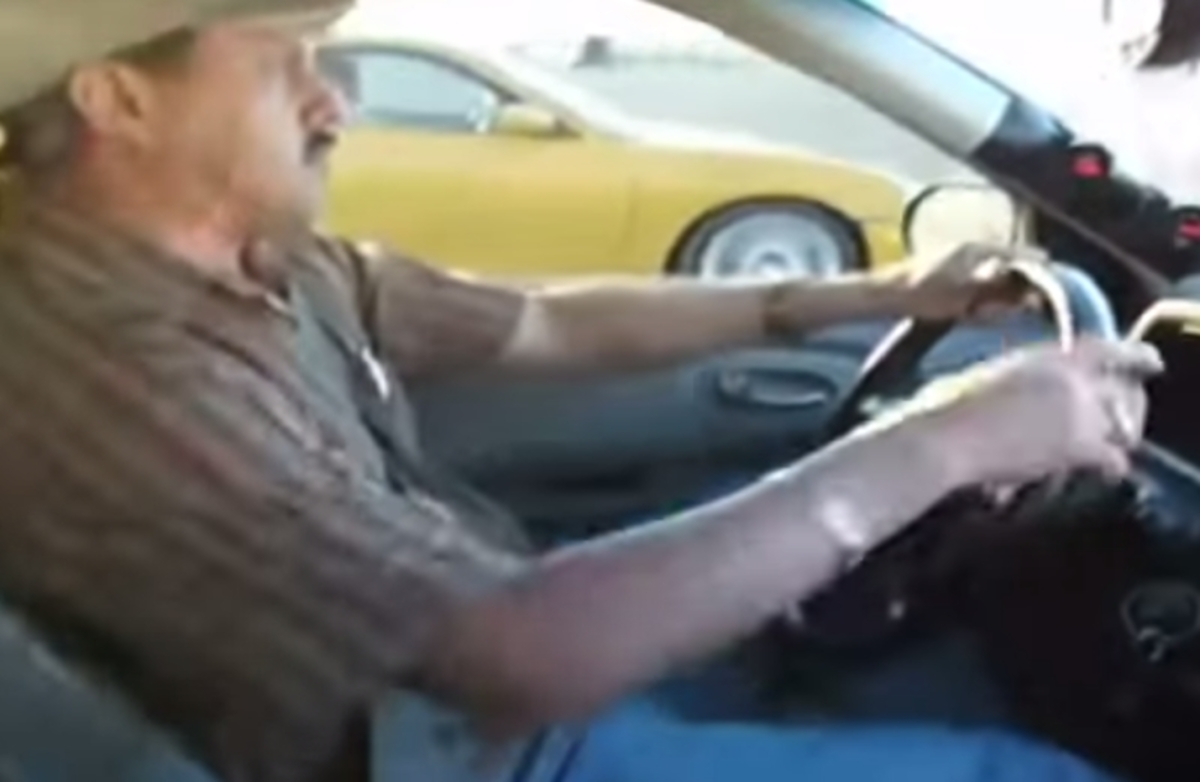 Απίστευτο: Το οικογενειακό αυτοκίνητο που… άφησε πίσω του μία Πόρσε!