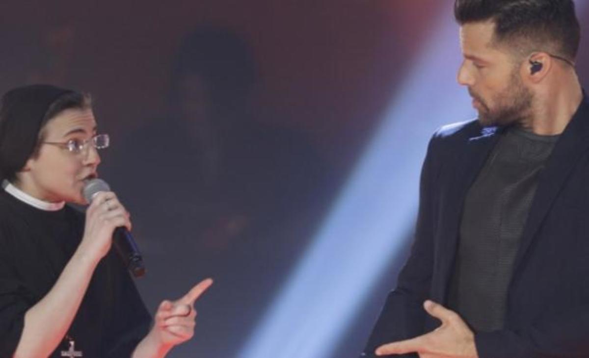 Απίστευτο! Η καλόγρια του The Voice στη σκηνή με τον Ricky Martin