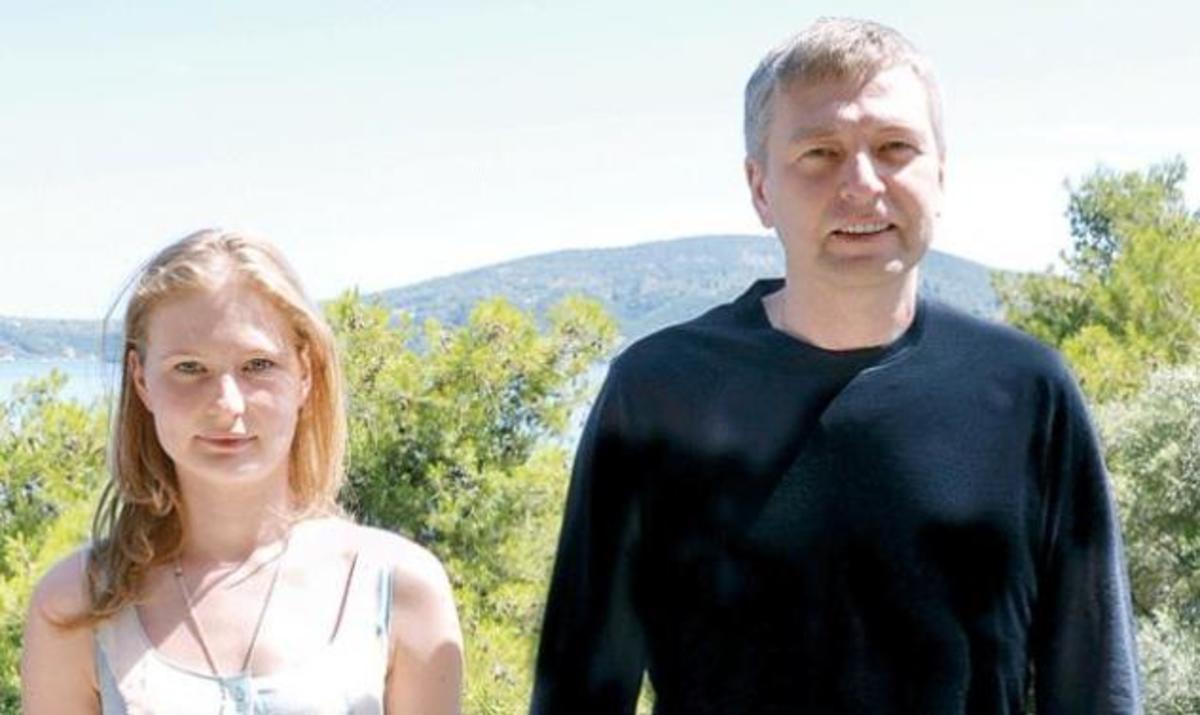 Καραβάνια από νταλίκες στον Σκορπιό για το πάρτι της Ριμπολόβλεβα