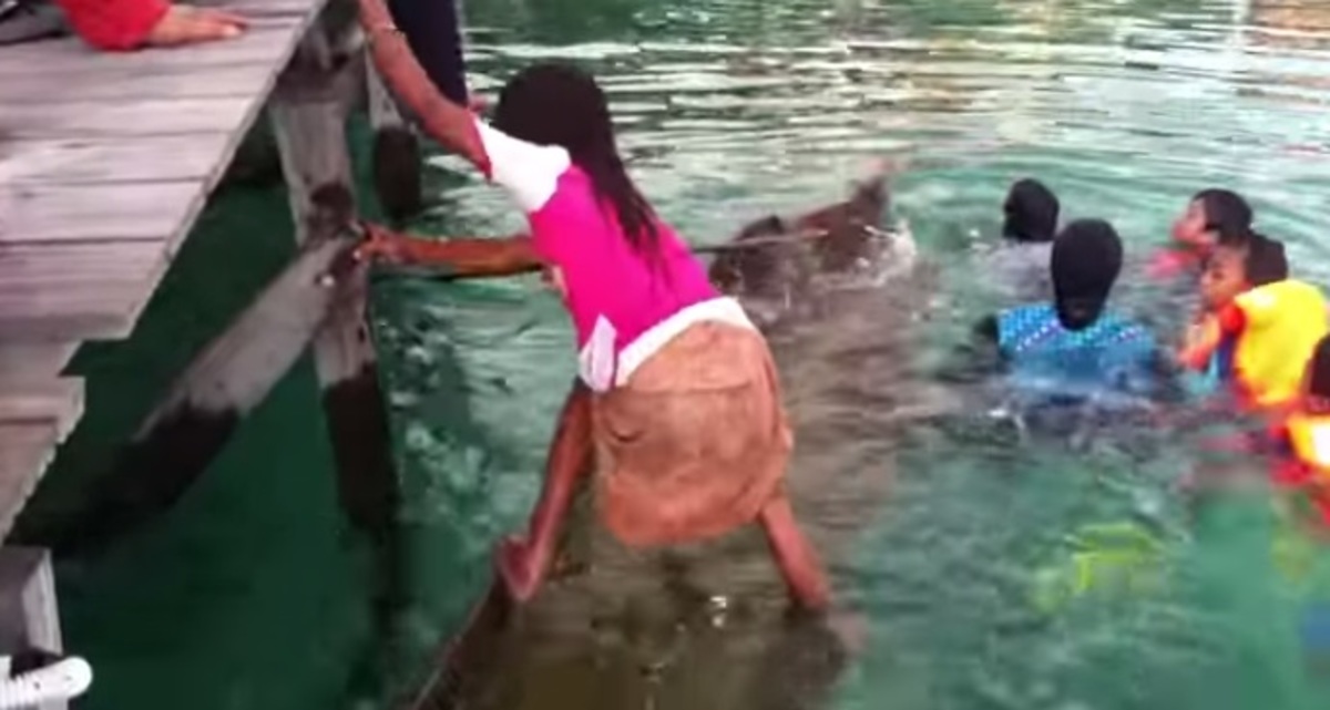 Εντυπωσιακό κόλπο! Έκανε το κανό να επιπλεύσει και πάλι