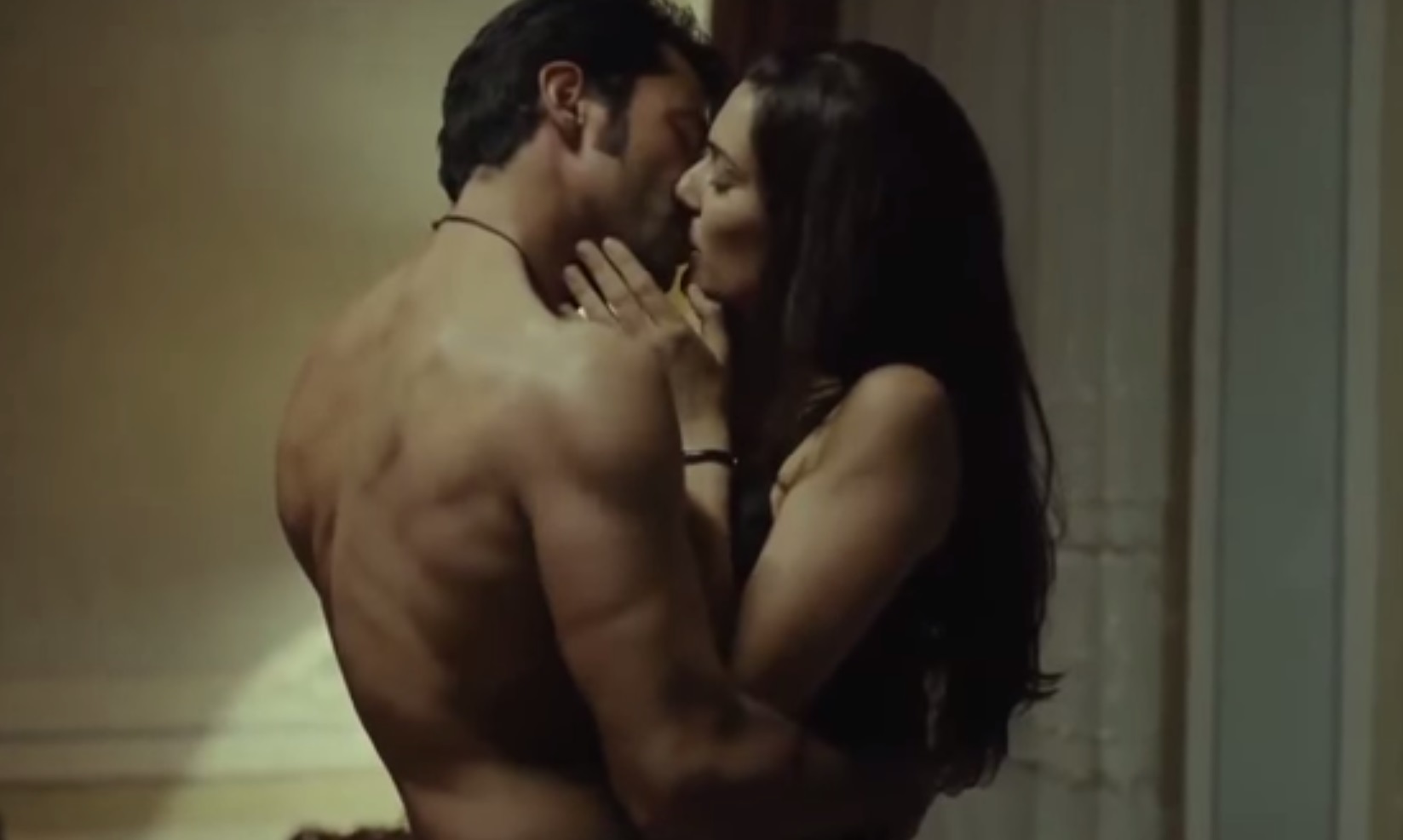 Αναστάτωση στην Τουρκία από τις ερωτικές σκηνές στο Karadayi!