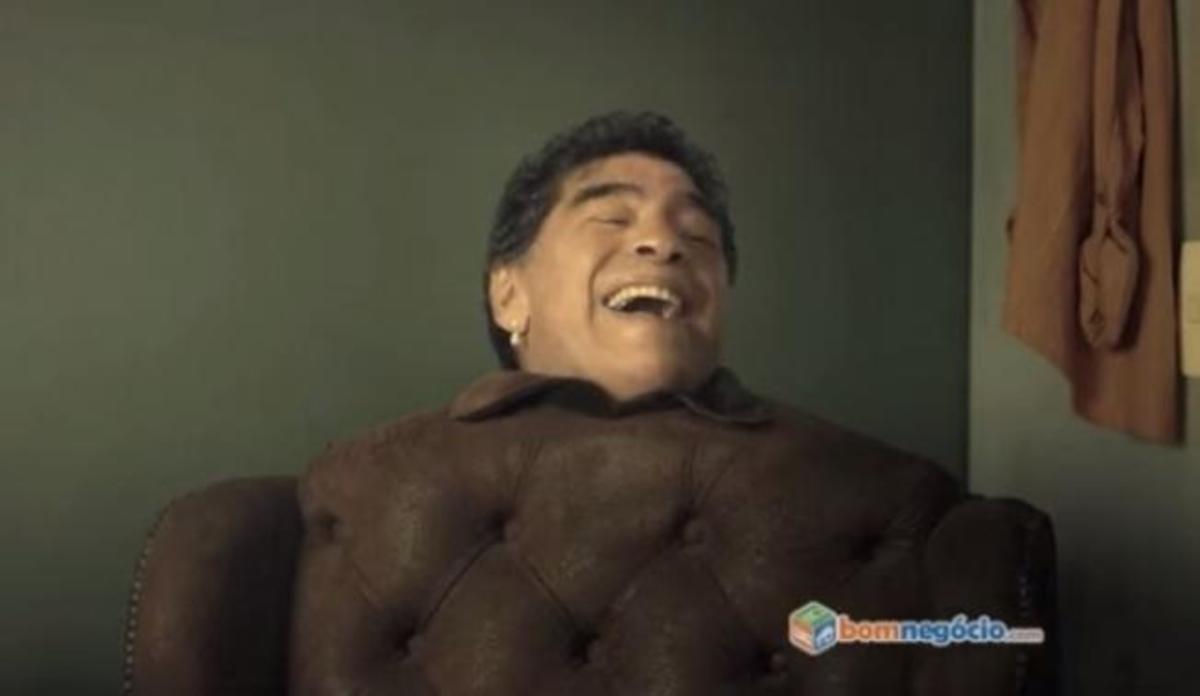 Ο Μαραντόνα έγινε…καναπές!