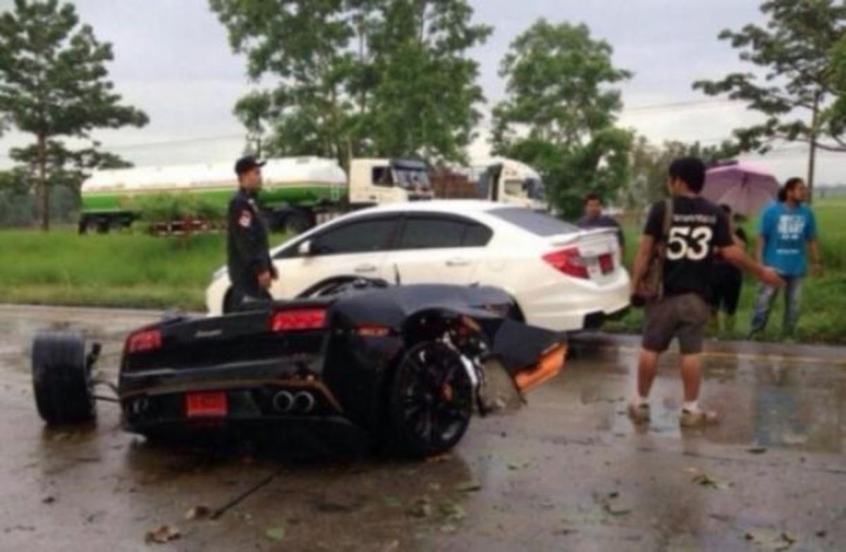 Απίστευτο τροχαίο – Έσπασε στα δύο η Lamborghini!