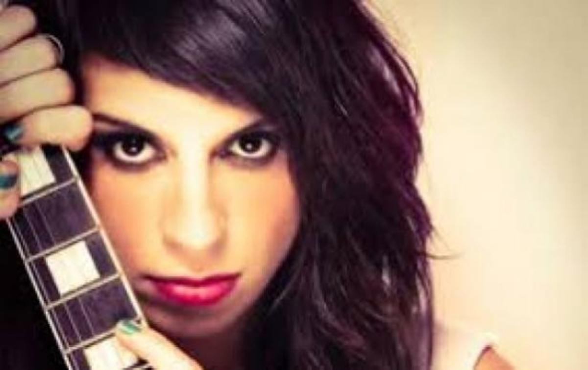 Χτυπημένη στη μέση του δρόμου βρέθηκε η τραγουδίστρια Πένυ Σκάρου!