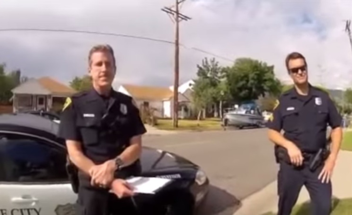 Πολίτης διαπληκτίζεται με αστυνομικούς μαθαίνοντας πως πυροβόλισαν τον σκύλο του (Βίντεο)