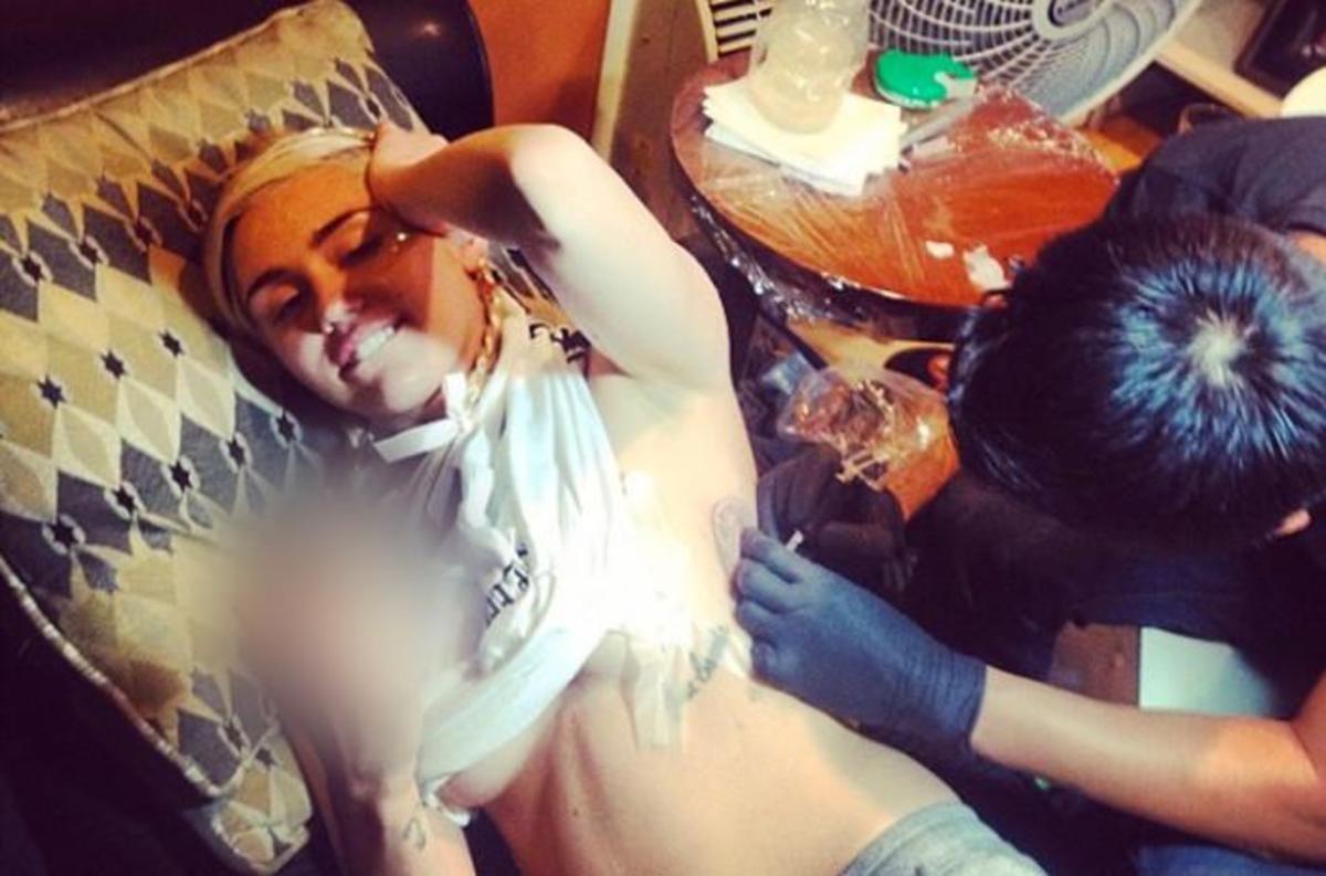 H Miley Cyrus έκανε τατουάζ τον νεκρό σκύλο της!