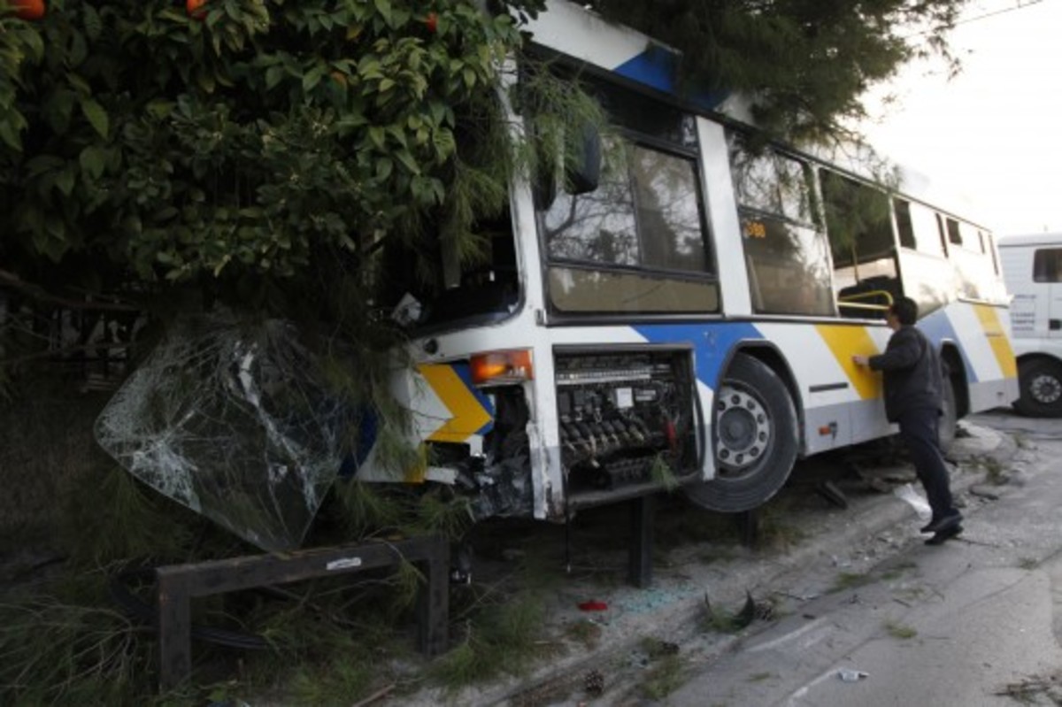 Λεωφορείο έπεσε σε καφετέρια στου Ζωγράφου