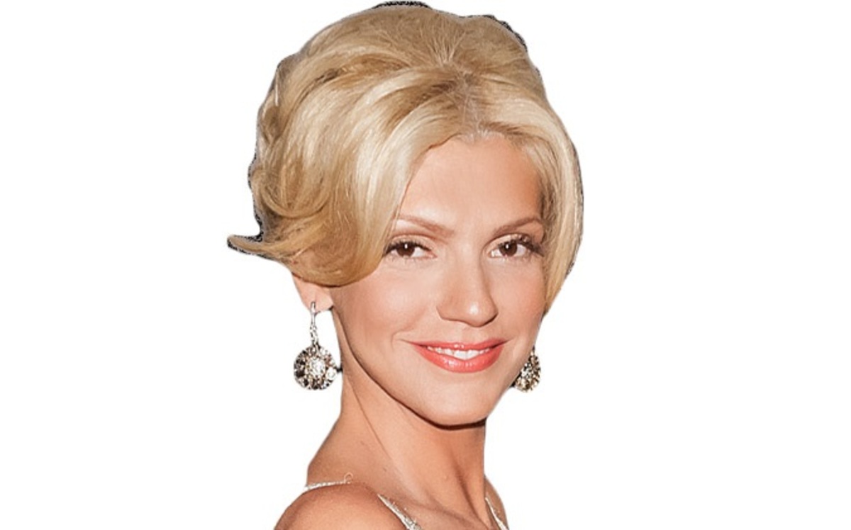 H Σάσα Σταμάτη σε ρόλο σερβιτόρας