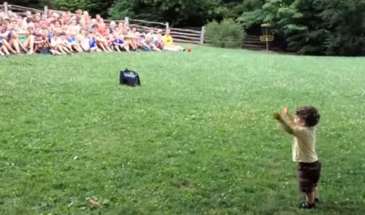 Το μωρό που συντονίζει πλήθος 500 ατόμων!