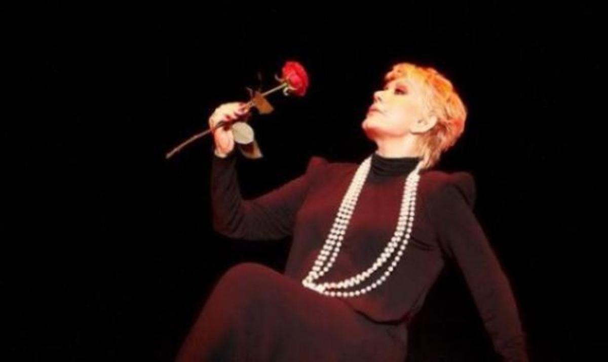 Έπεσε η Μαρινέλλα κατά τη διάρκεια συναυλίας της στα Χανιά