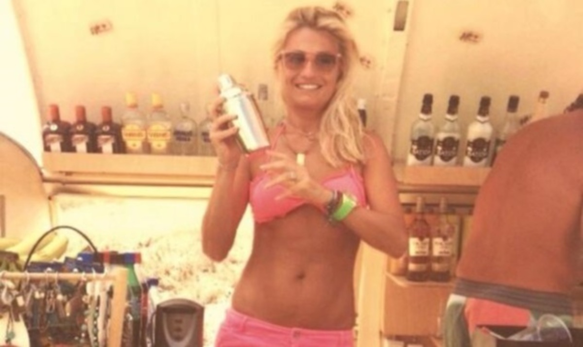 Η Φαίη Σκορδά bar-woman με καυτό σορτσάκι!