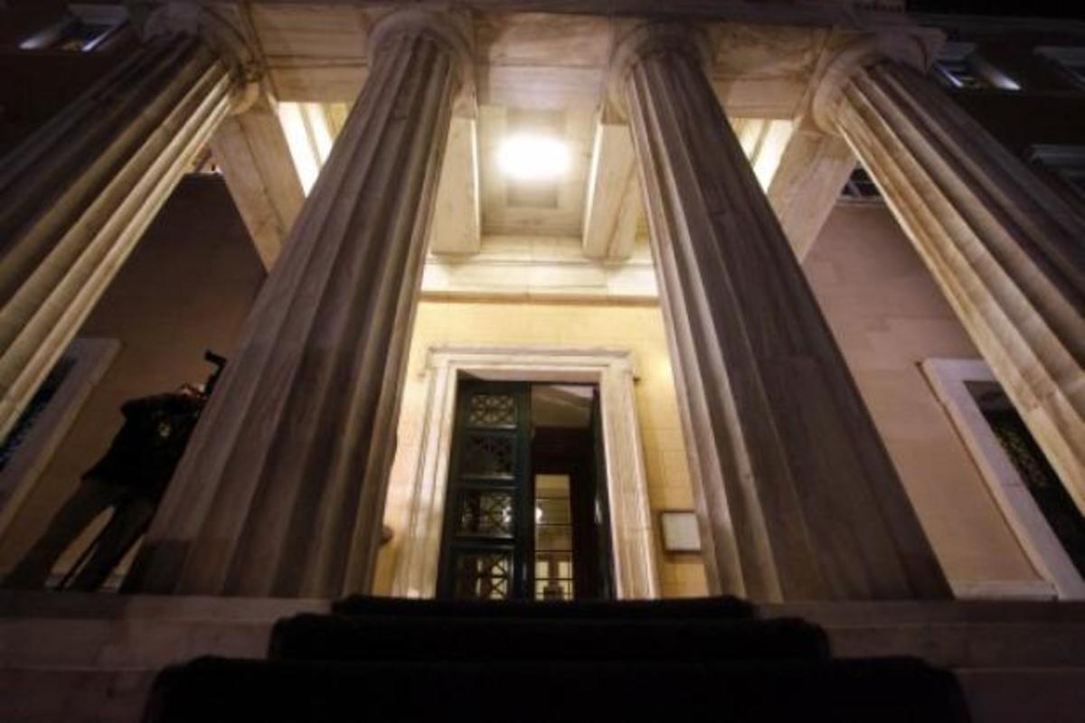 Κόρη βουλευτή “κόλλησε” την τσίχλα της στο περιστύλιο της Βουλής!