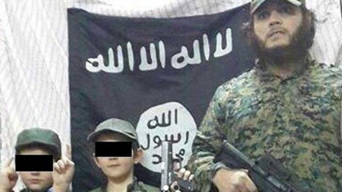 Σοκαριστικό: Αγόρι επτά χρονών κρατά κεφάλι σύρου στρατιώτη