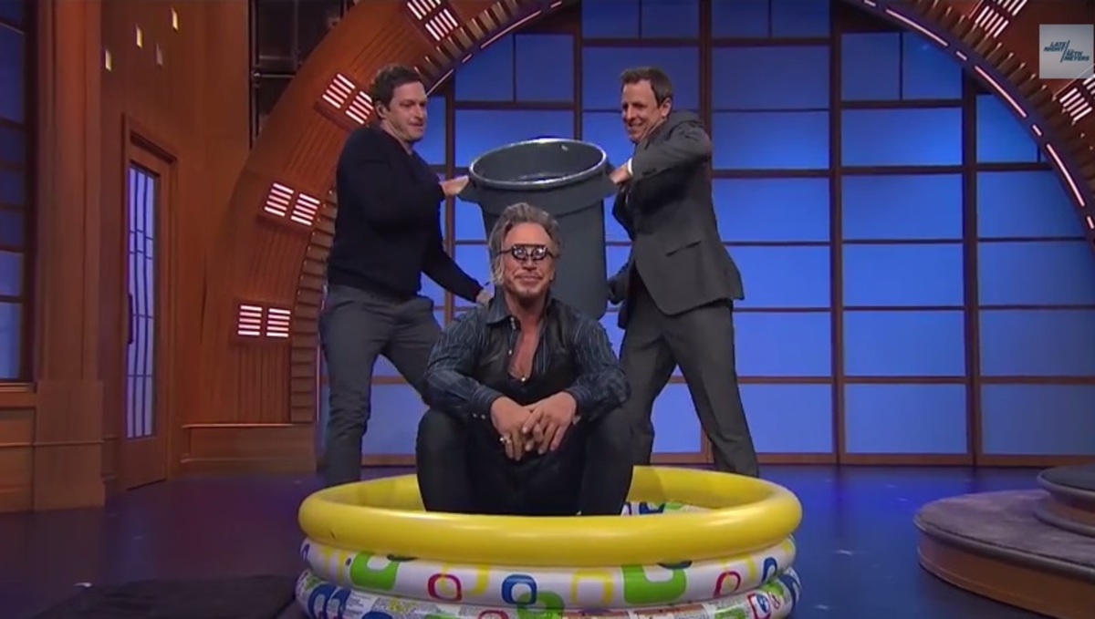 Mickey Rourke: Του έριξαν έναν ολόκληρο κουβά με πάγο στο κεφάλι!