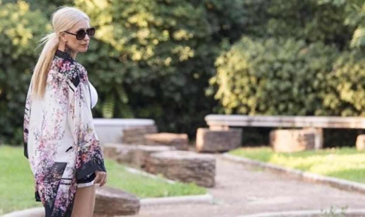 Η εορτάζουσα Μαρία Μπακοδήμου ποζάρει στην πισίνα με… μια φέτα καρπούζι!