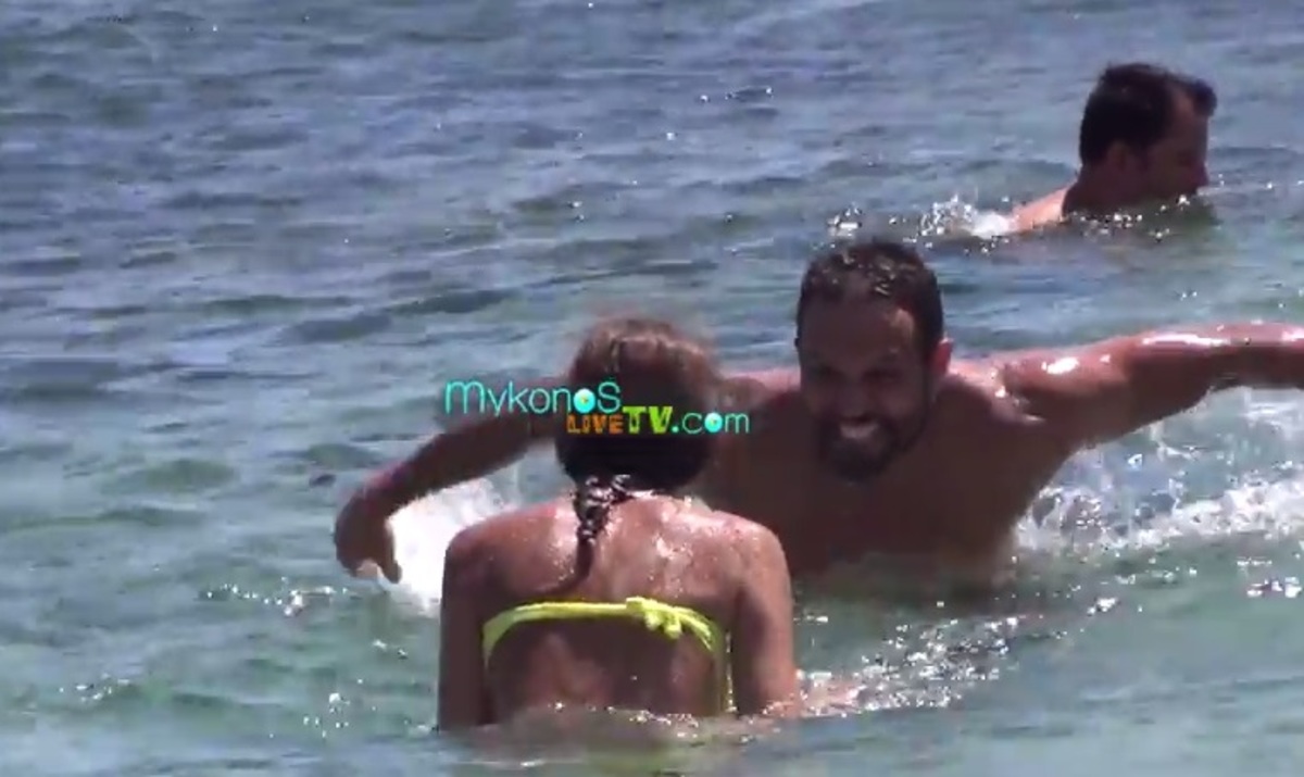 Σάββας Πούμπουρας: Παιχνίδια στη θάλασσα με την αγαπημένη του (βίντεο)