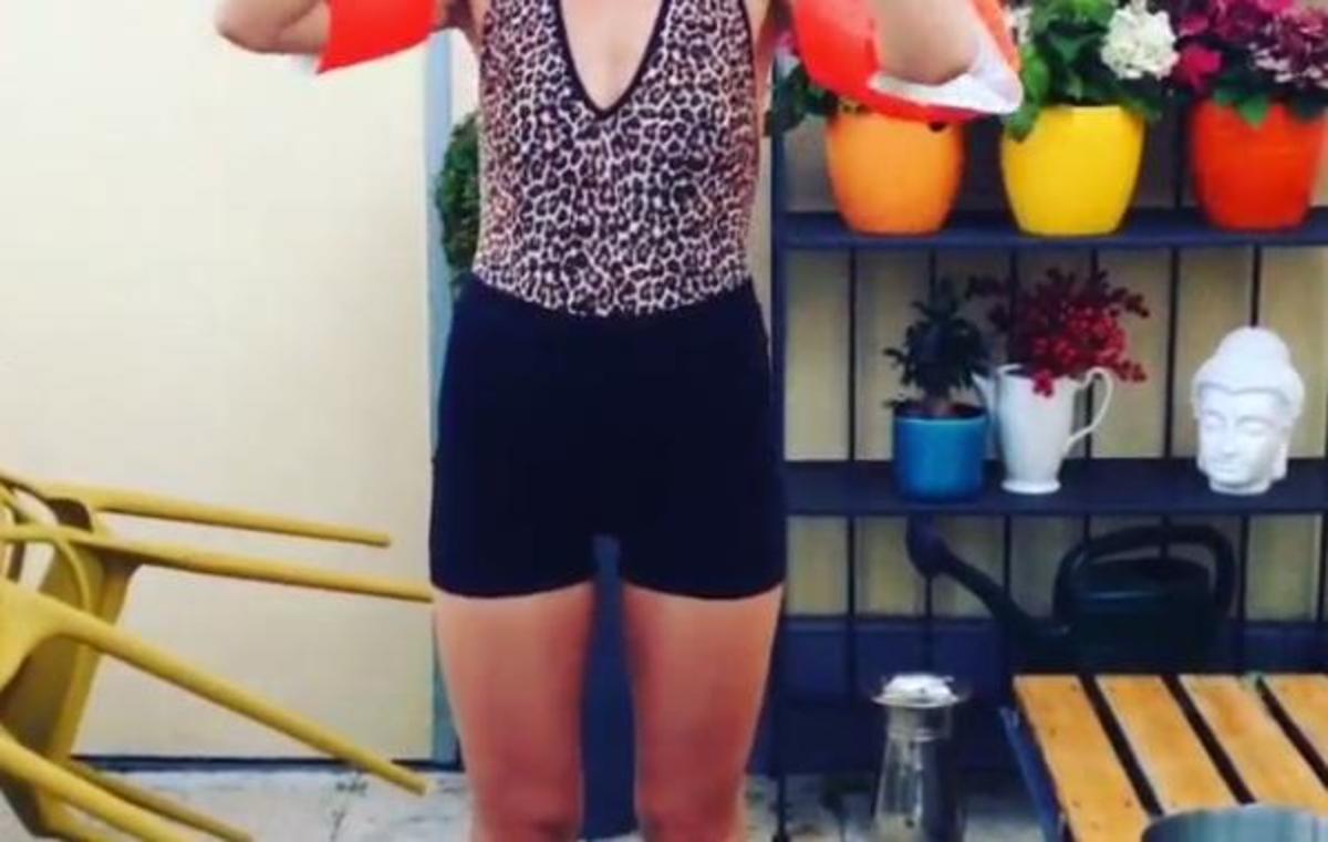 Έβαλε μπρατσάκια και βατραχοπέδιλα και αυτομπουγελώθηκε