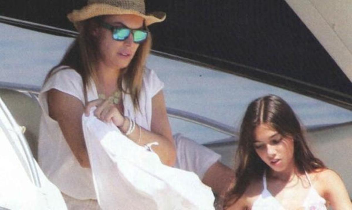 Τατιάνα Στεφανίδου: Παιχνίδια στην άμμο με την κόρη της