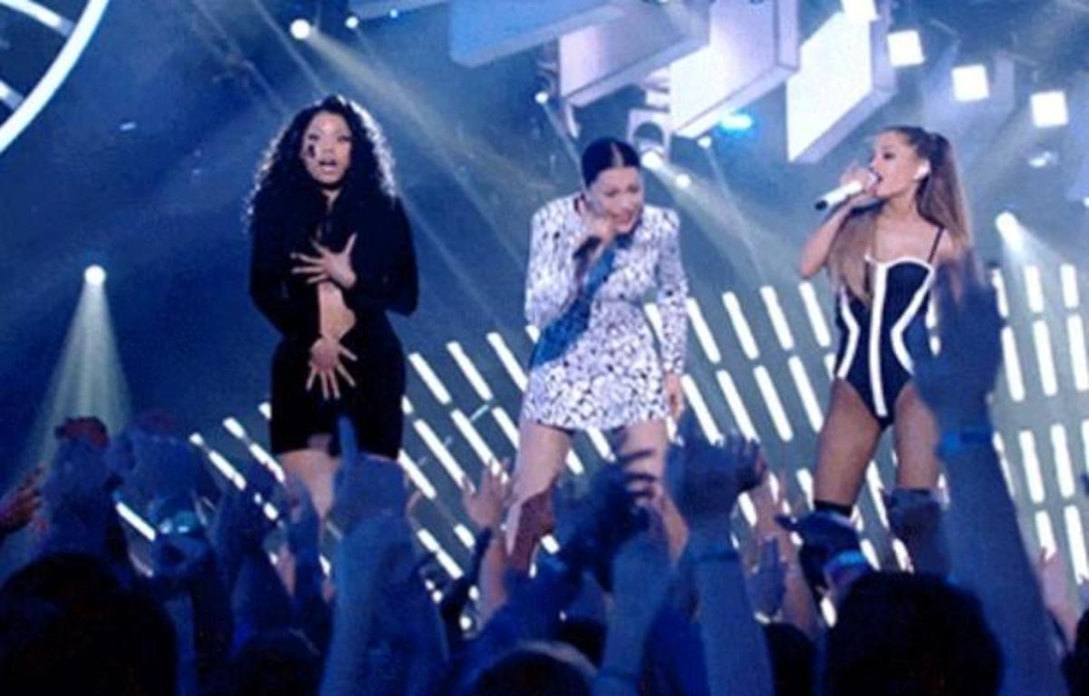 Nicki Minaj: Δείτε τι έπαθε το φόρεμα της στα VMA!