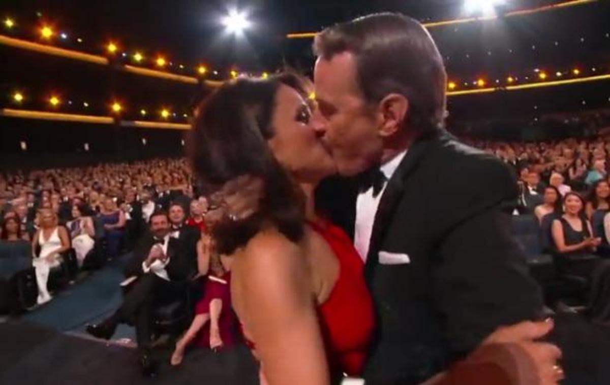 Emmy 2014: Το παθιασμένο φιλί του Bryan Cranston στην Julia Louis-Dreyfus!