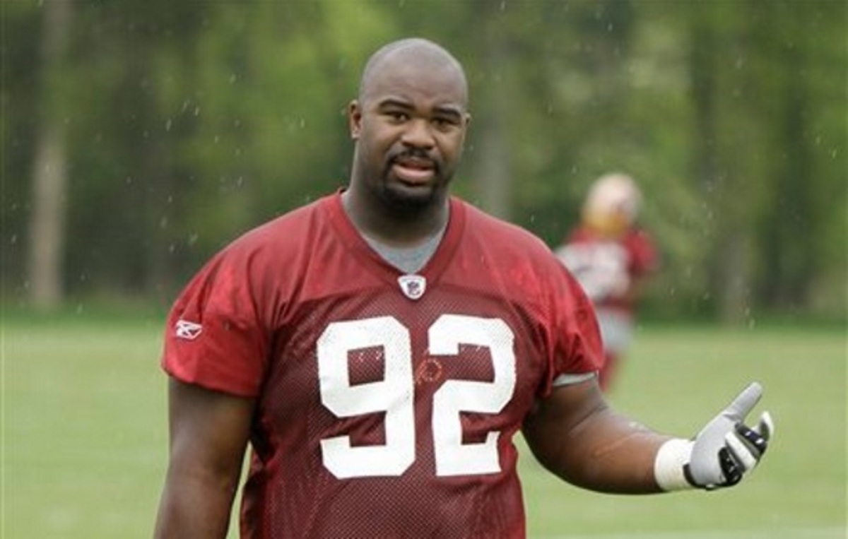 Albert Haynesworth: Πέταξε νερό σε άστεγο για να φύγει από το μαγαζί του! (βίντεο)