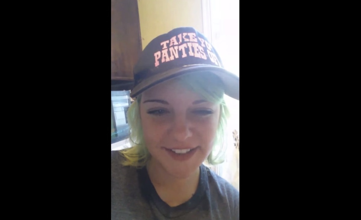 Αηδιαστικό! – Κρατά στο στόμα της μια αράχνη