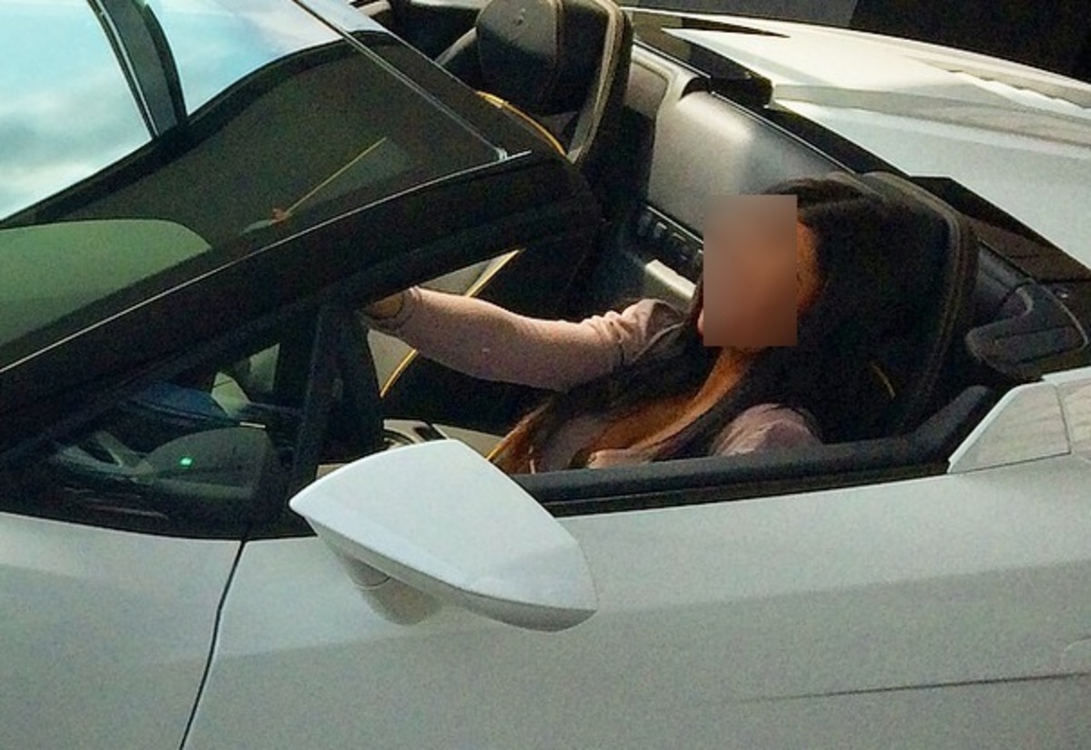 Ποια Ελληνίδα οδηγεί λευκή Lamborghini;