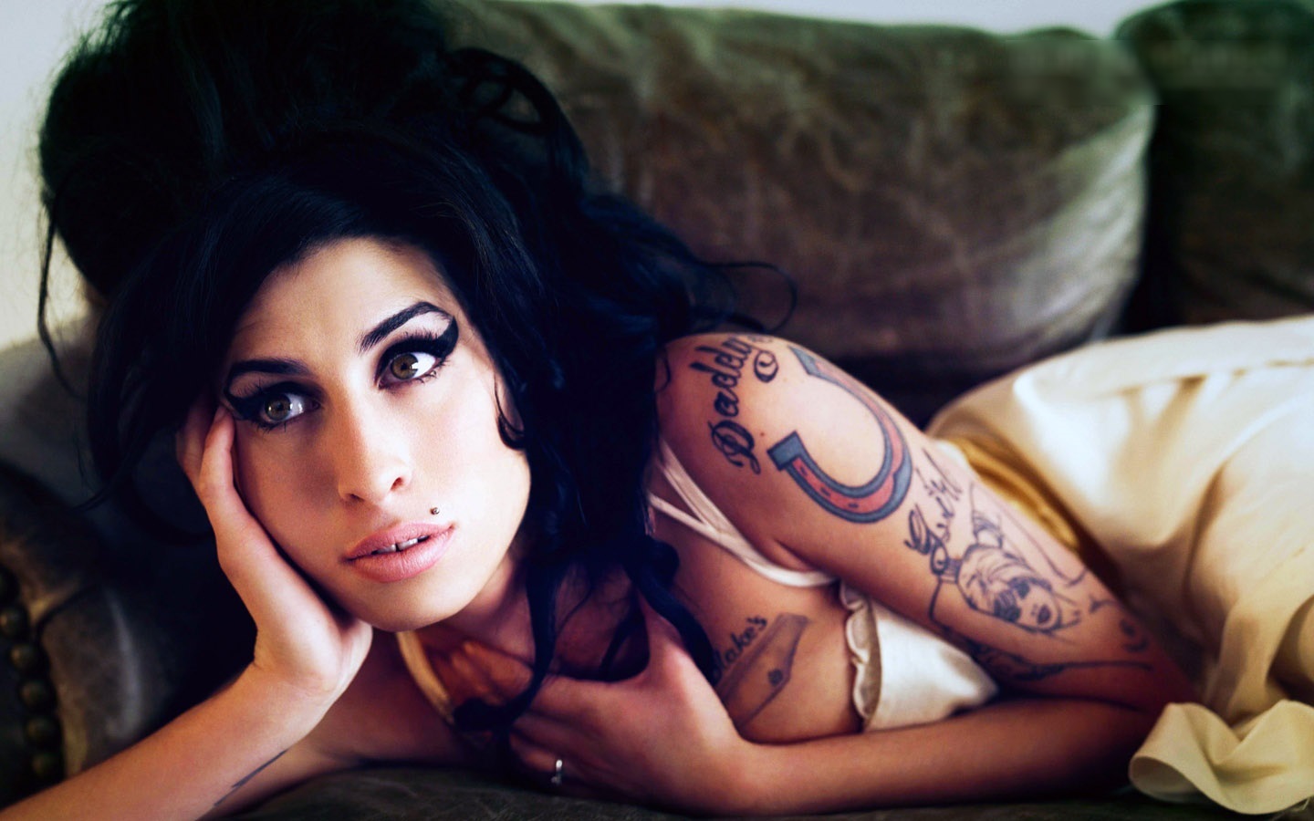 Amy Winehouse: Της έστησαν άγαλμα στο Λονδίνο την ημέρα των γενεθλίων της