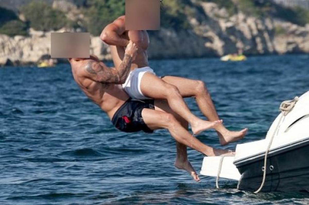 Ποιοι παίζουν αγκαλιασμένοι μέσα κι έξω από το νερό;