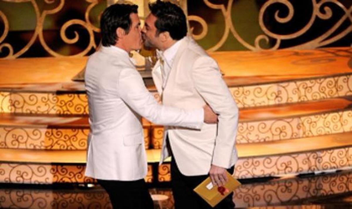 Το “καυτό” φιλί του Bardem στον Josh Brolin που δεν έπιασε ο σκηνοθέτης