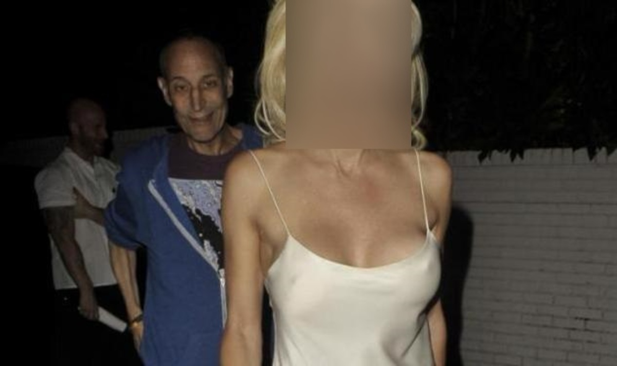 Ποια γνωστή μας βγήκε βόλτα μόνο με το κομπινεζόν;