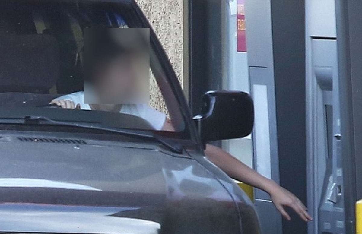 Βαρέθηκε να βγει από το αυτοκίνητο για να πάρει χρήματα από το ΑΤΜ και…