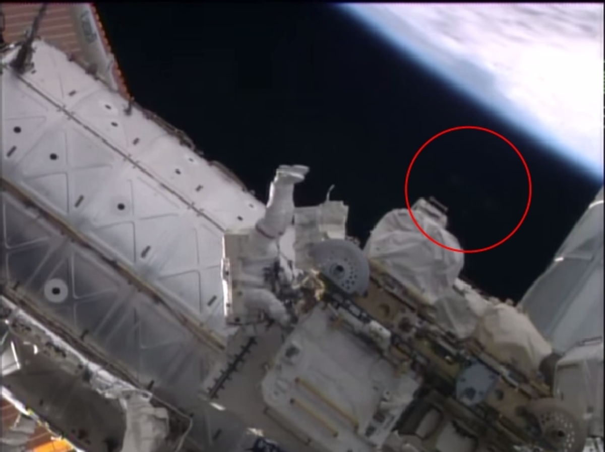 UFO στην κάμερα στον Διεθνή Διαστημικού Σταθμού (βίντεο)