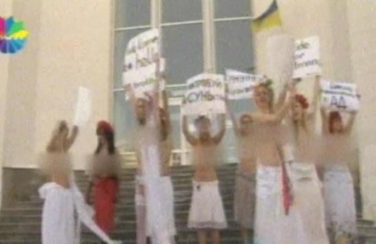 Βγήκαν από τα ρούχα τους οι Ουκρανές
