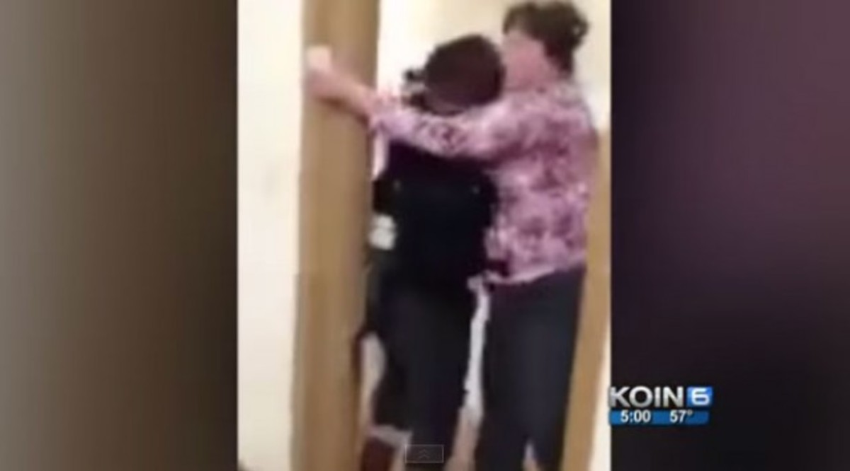 Βίντεο που σοκάρει: Ξεγύμνωσε μαθήτρια μπροστά σε όλη την τάξη