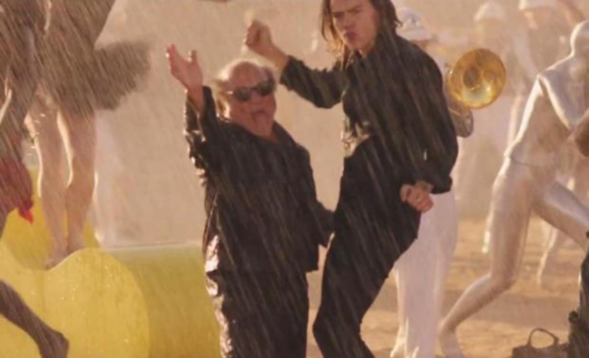 Ο Danny DeVito κλέβει την παράσταση στο βίντεοκλιπ των One Direction!
