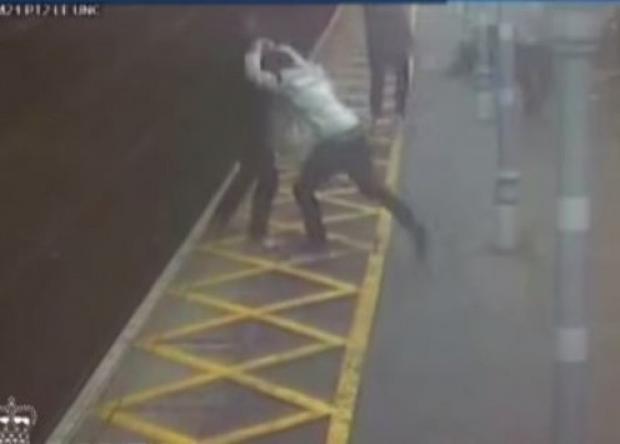 Σοκ! Πέταξαν ανάπηρο στις γραμμές του τρένου! (βίντεο)