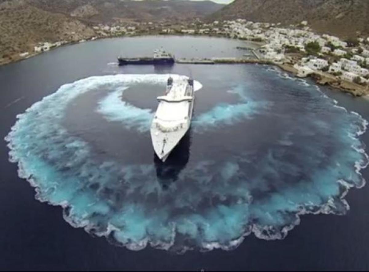 Το πλοίο αποχαιρετά τη Σίφνο με τον πλέον εντυπωσιακό τρόπο!