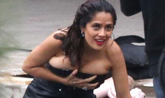 Το στράπλες φόρεμα της Salma Hayek δεν άντεξε το νερό…