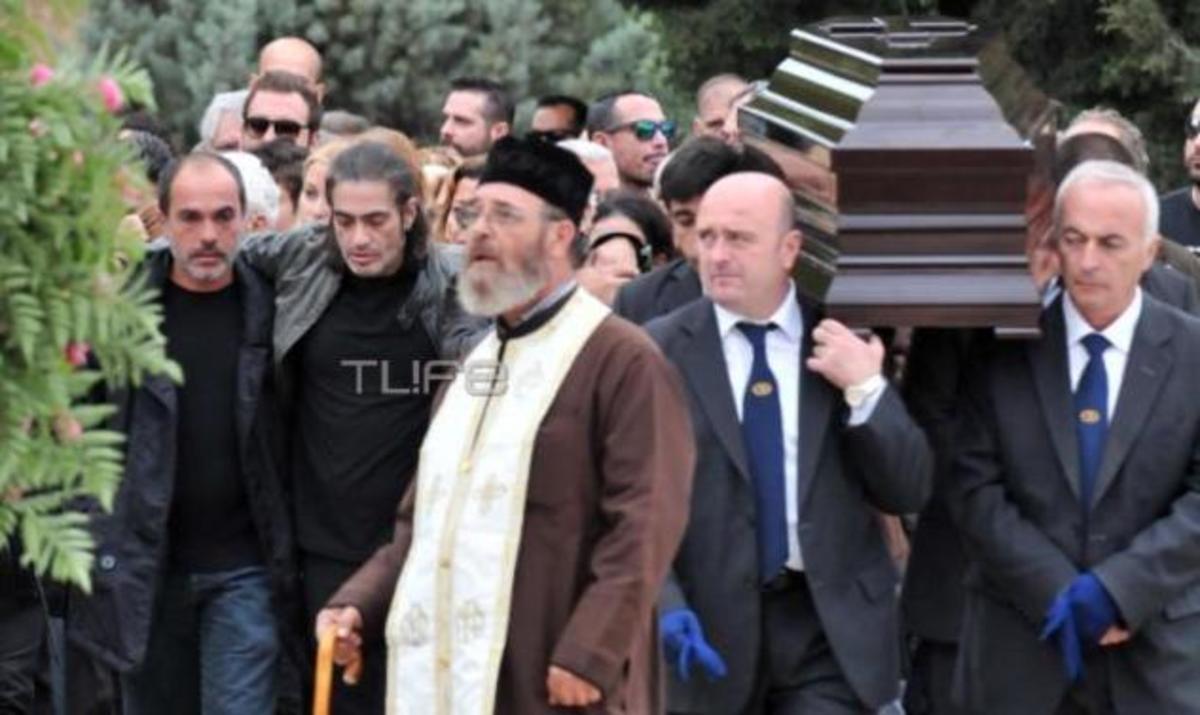 Διονύσης Σχοινάς: Υποβασταζόμενος στην κηδεία του αδελφού του