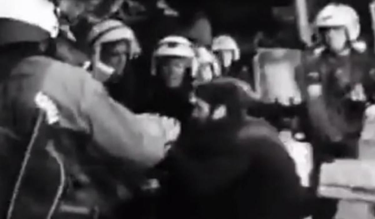 Άνδρες των ΜΑΤ επιτέθηκαν σε περιπτερα! (Βίντεο)