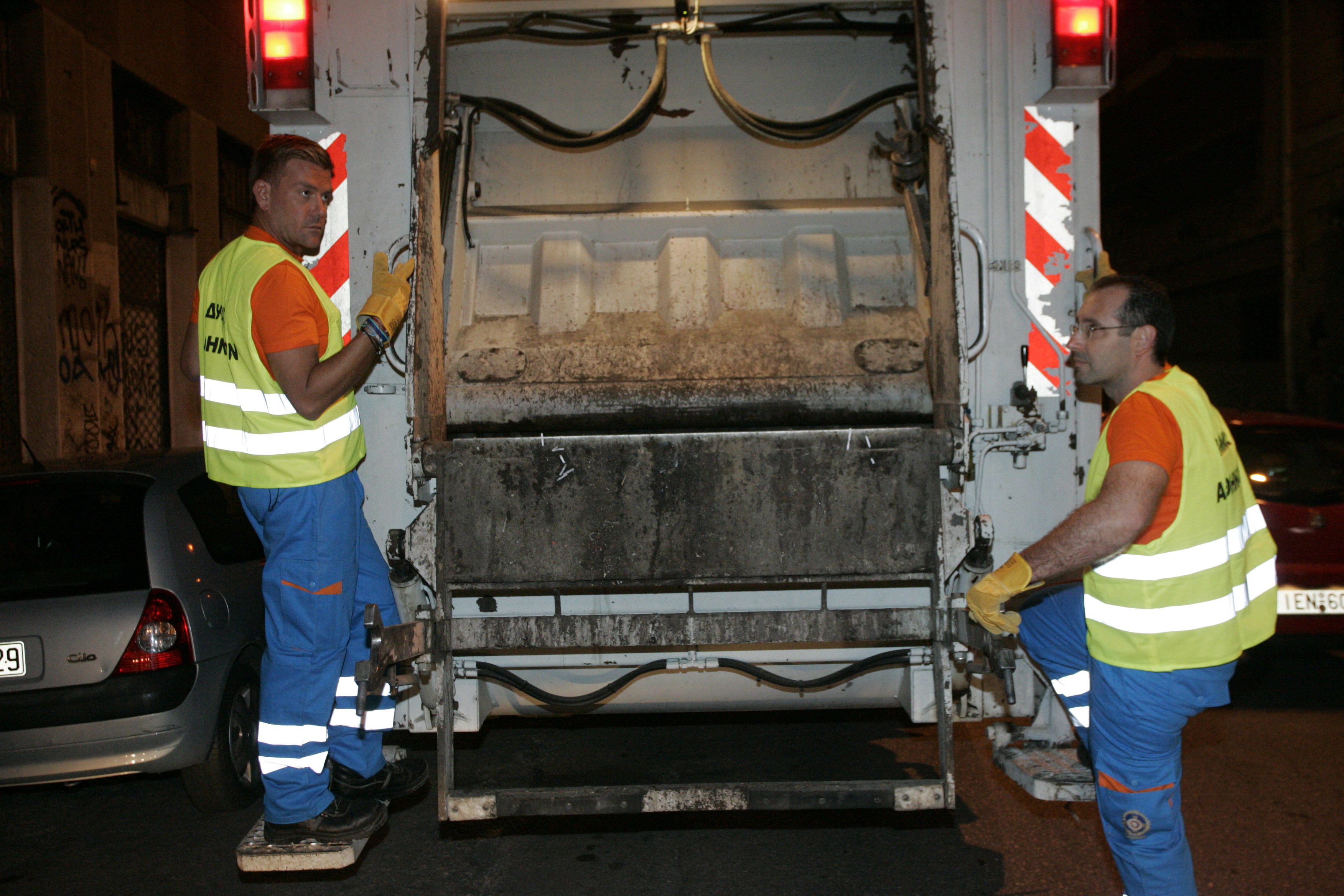 Ο Σπύρος Σούλης μαζεύει τα σκουπίδια!