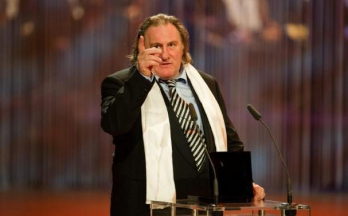 Gerard Depardieu: Βγήκε «λιώμα» στη σκηνή
