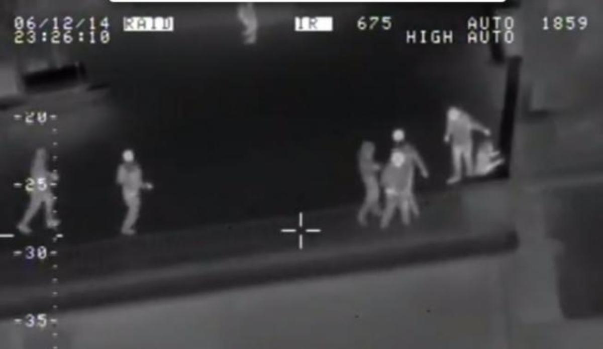 Βίντεο – ντοκουμέντο: Οι ταραξίες πετούν μολότωφ από τις ταράτσες!