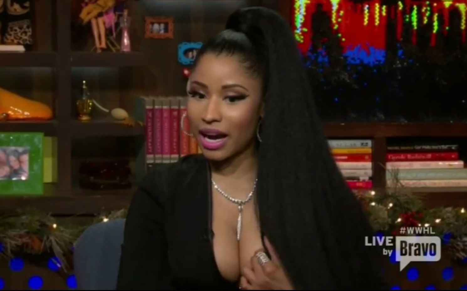 Nicki Minaj: Το βαθύ ντεκολτέ της έκανε αποκαλύψεις!